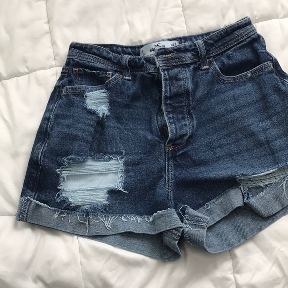 Hollister curvy ultra high rise mom shorts. Size 5. Waist 27. Great condition - Picture 1 of 3